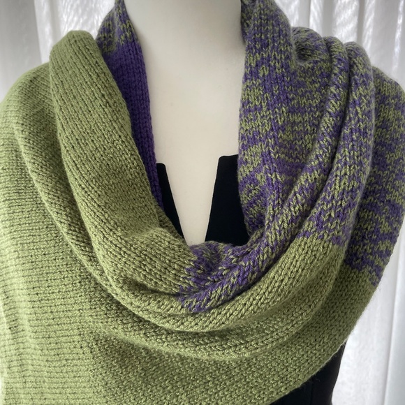 Hand knitted shawl - Picture 3 of 6